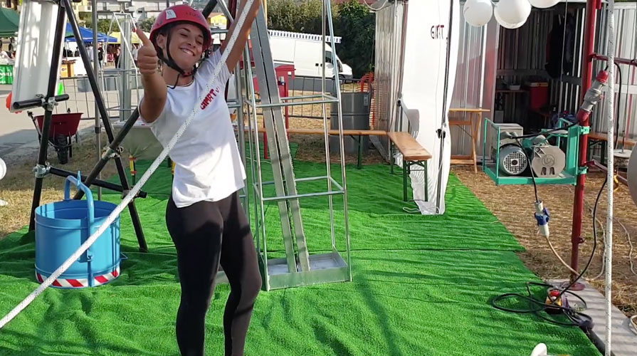 Piccoli supereoi a lavoro con la CARRUCOLA ELETTROASSISTITA di GIMAT